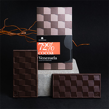 Eine Tafel venezolanischer Zartbitterschokolade mit 72 % Kakaoanteil in einer dekorativen Verpackung