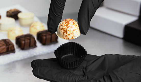 Verpackung einer einzelnen Praline in eine Papillote