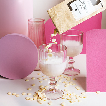 Weiße belgische Schokolade in Tropfen zum Schmelzen