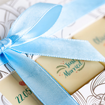 dekoratives Band mit 3 personalisierten Pralinen f&uuml;r die Hochzeit