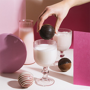 Schokoladenkugel mit Marshmallows von oben sichtbar