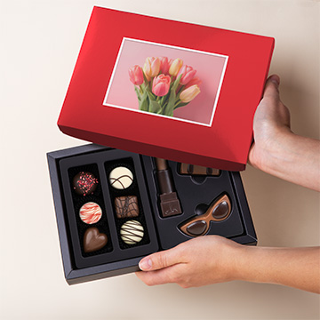 Schokoladen-Set mit Pralinen und Figuren mit Foto zum Frauentag, präsentiert in Händen