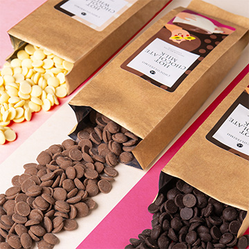 Verschiedene Tropfen belgischer Schmelzschokolade