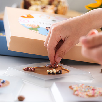 Ein Kind, das mit einem DIY-Set zum Herstellen von Schokolade spielt