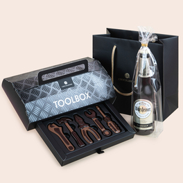Werkzeuge und Bier aus Schokolade