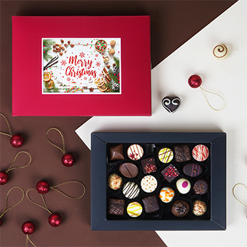 Dekorative Weihnachtspostkartenbox in rot