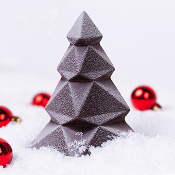 Luxuriöser Tannenbaum aus Zartbitterschokolade mit Pralinen