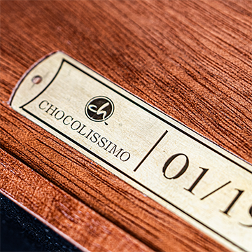 Plakette mit individueller Nummer der limitierten Pralinenserie