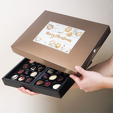 Dekorative ChocoPostcard Maxi-Verpackung für die Feiertage in der Handfläche präsentiert