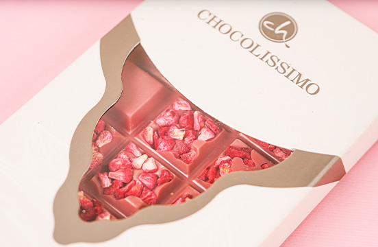 Fenster von rosa Schokolade Rubin mit Himbeeren