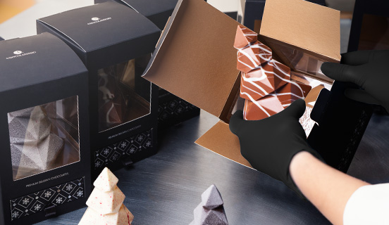 Handverpackte Schokoladenfigur für die Feiertage