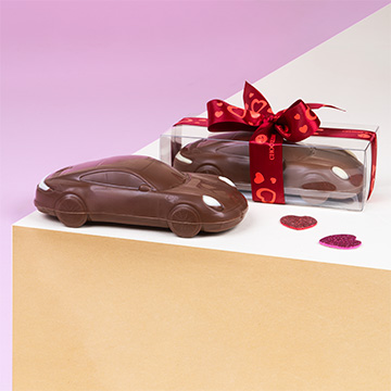 Schokoladen-Porsche Carrera mit Liebesband gebunden