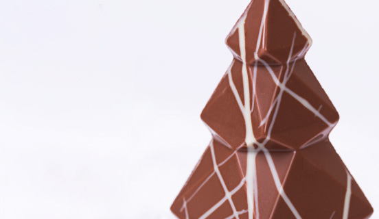 Exquisite Schokoladenkunst -Tannenbaum aus Vollmilchschokolade