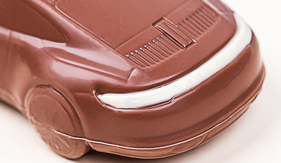 Eine Nahaufnahme der detaillierten Ausführung des Schokoladen-Porsche