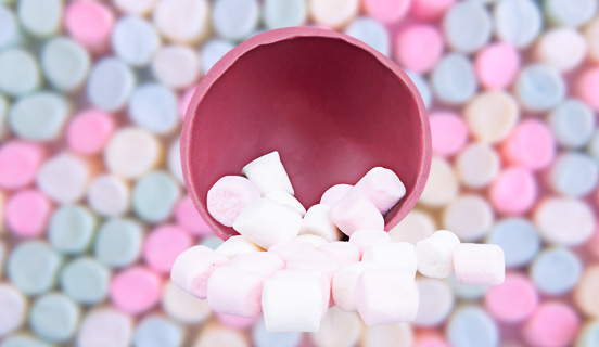 Verschütten von Marshmallows aus einer Rubinkugel aus Schokolade