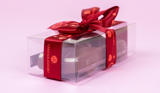 Geschenkfertige Schokolade Porsche Carrera mit einer roten Schleife